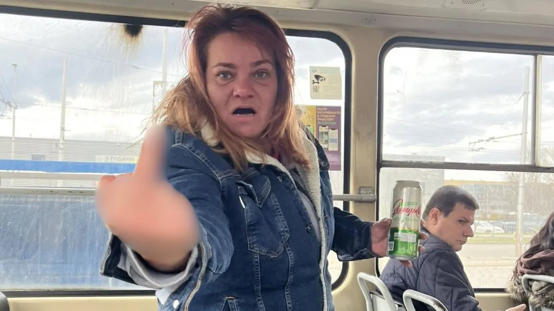 Твърдения: Жена нападна дете на спирка на столичен трамвай, размаха среден пръст