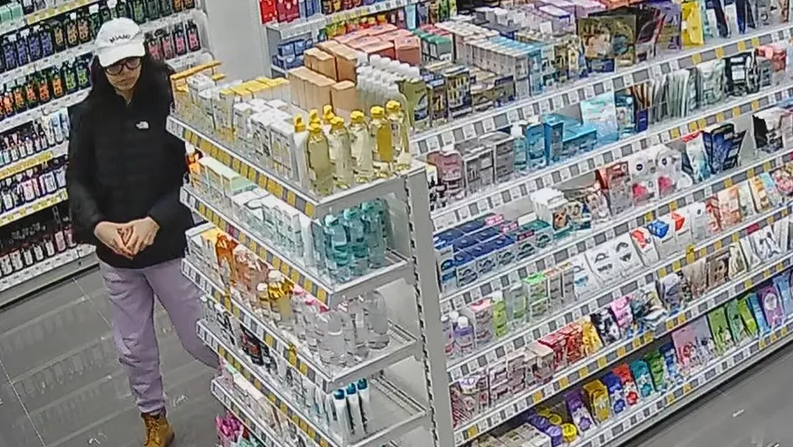 Жена задигна козметични продукти от дрогерия в Пловдив, издирват я СНИМКИ