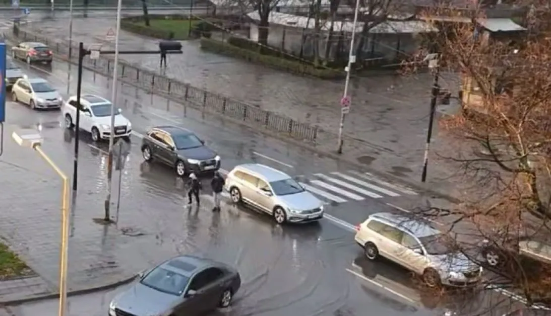 Дъждът превърна булевард в река, пешеходци джапат през "зебра" ВИДЕО