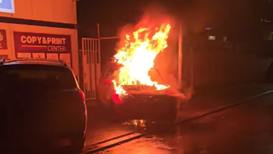 Кола избухна в пламъци в столичен квартал СНИМКИ