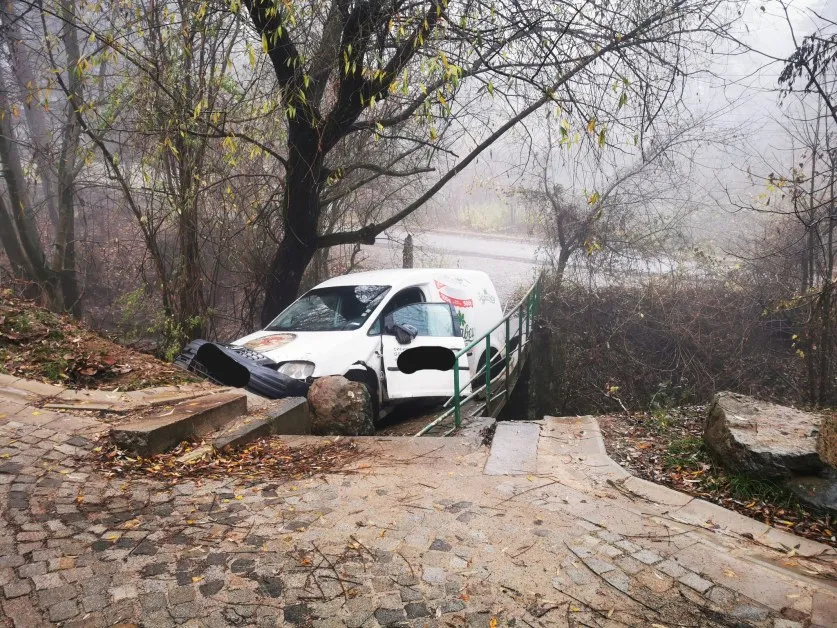 Кола заседна на мостче в София, щетите са сериозни СНИМКИ