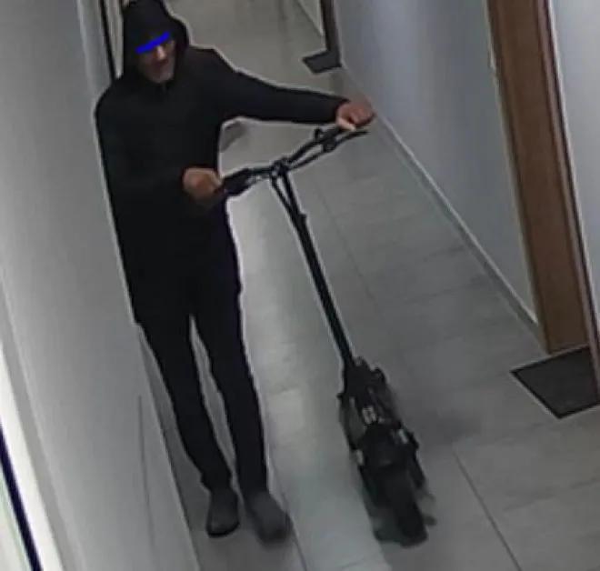 Мъж в черно се промъкна в блок, отмъкна тротинетка ВИДЕО