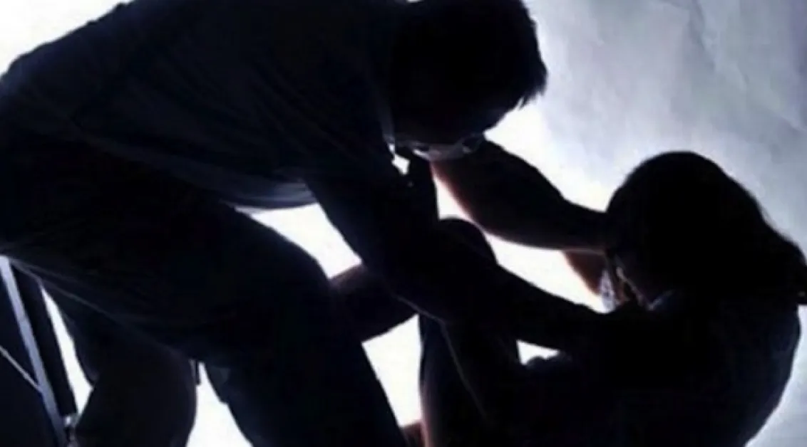 Мъж преби дъщеря си и майка си