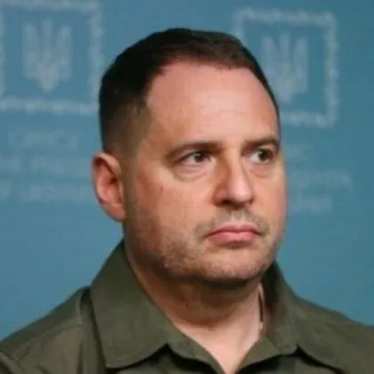 Украинските антикорупционни власти съобщиха в петък че претърсват дома на