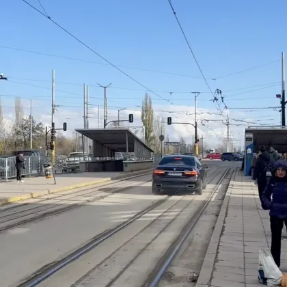 БМВ проби матрицата и си спести чакането в задръстване в