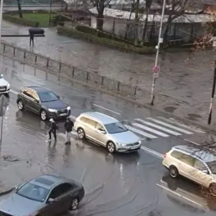 Дъждът превърна булевард в река, пешеходци джапат през "зебра" ВИДЕО