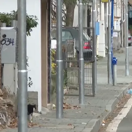 Стълбове в средата на тротоар затрудняват движението на пешеходците по