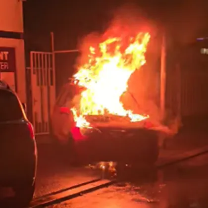 Кола е избухнала в пламъци тази вечер в столичния квартал Дружба