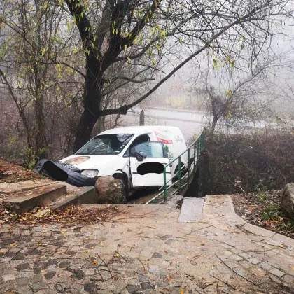 Кола заседна на мостче в София, щетите са сериозни СНИМКИ