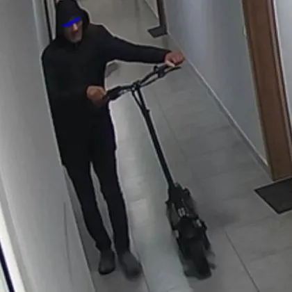 Мъж в черно се промъкна в блок, отмъкна тротинетка ВИДЕО