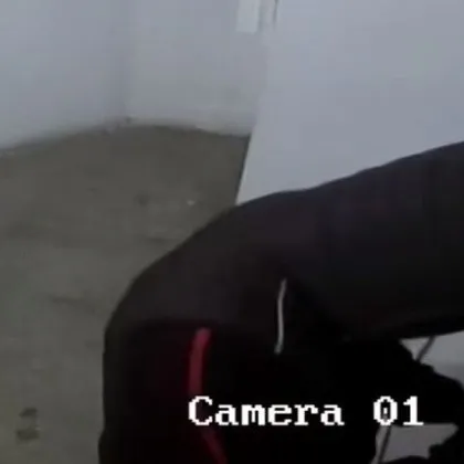 Наглост! Апаш взломи блок, тършува с часове ВИДЕА