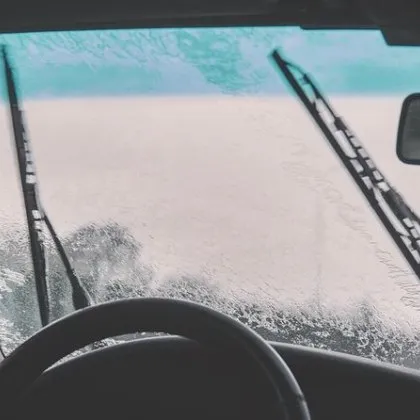 Намазаха чистачките на водач с масло, разбра при шофиране в дъжда