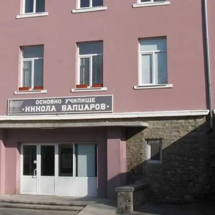 Първо в GlasNews: Родители притеснени от съученик на децата си - по-голям със 7 години