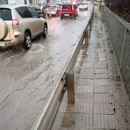 Лентата се превръща в река, от тротоара няма бягане СНИМКА