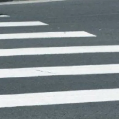 Момче и момиче са ударени от джип докато са пресичали