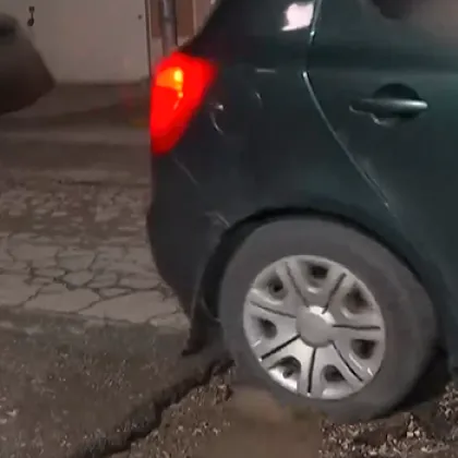 Стотици коли станаха "жертва" на дупка в София