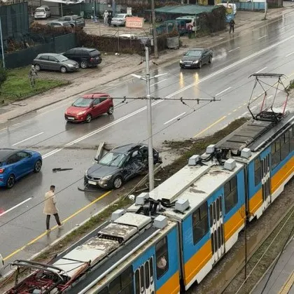 Тежък сблъсък в София! Кола е помляна СНИМКИ