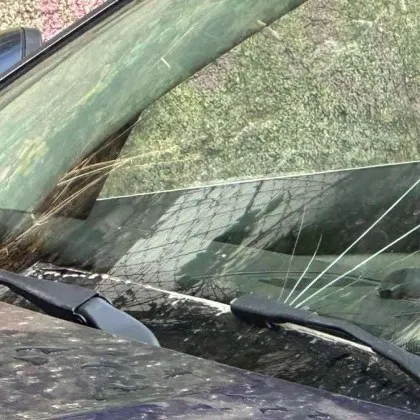 Водач откри колата си с открадната чистачка и потрошено стъкло СНИМКИ