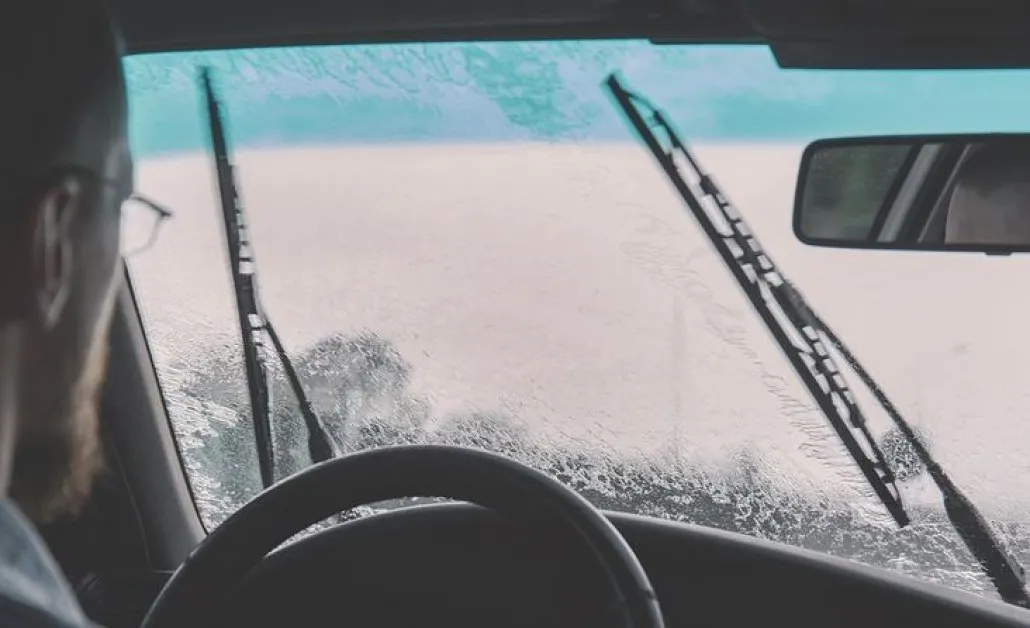 Намазаха чистачките на водач с масло, разбра при шофиране в дъжда