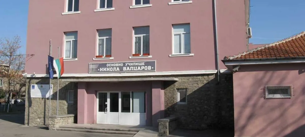 Първо в GlasNews: Родители притеснени от съученик на децата си - по-голям със 7 години