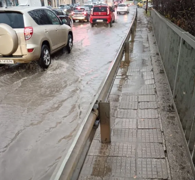 Лентата се превръща в река, от тротоара няма бягане СНИМКА