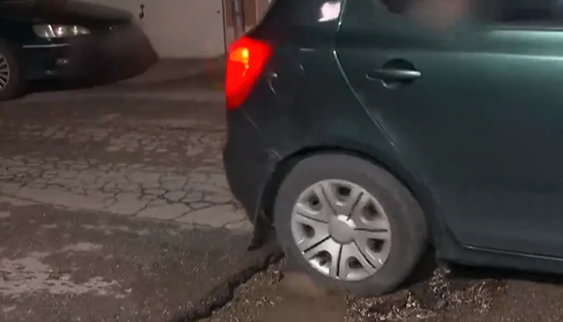 Стотици коли станаха "жертва" на дупка в София