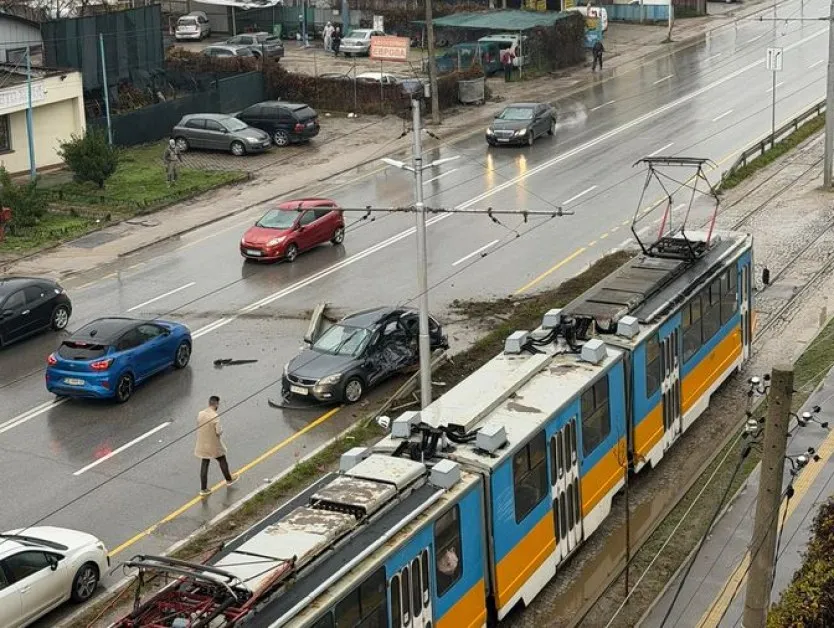 Тежък сблъсък в София! Кола е помляна СНИМКИ