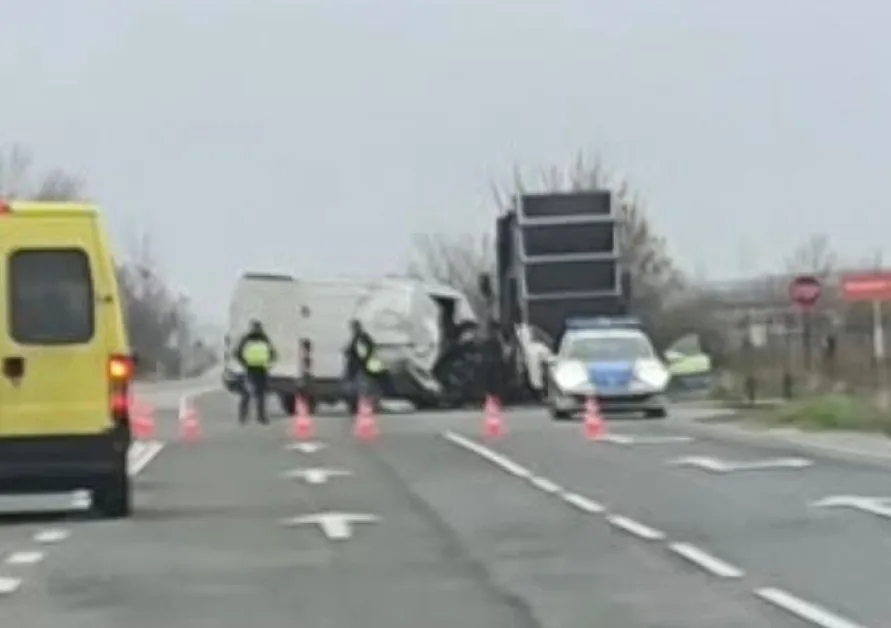 Тежка катастрофа край Пазарджик! Пристигнаха полицаи СНИМКИ