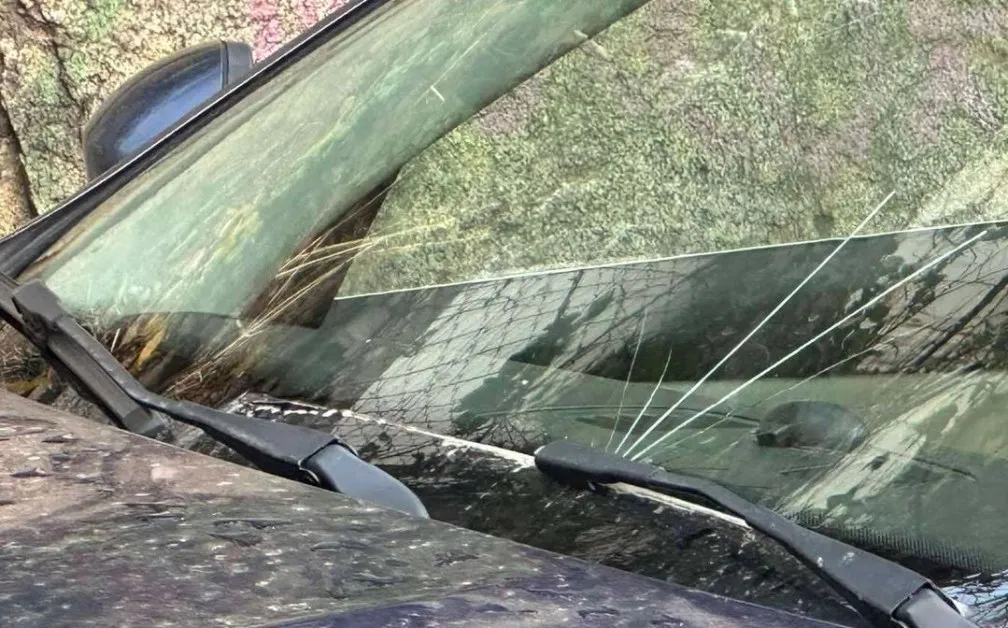 Водач откри колата си с открадната чистачка и потрошено стъкло СНИМКИ