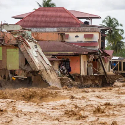 Наводнения и свлачища в Суматра, близо 250 души загинаха