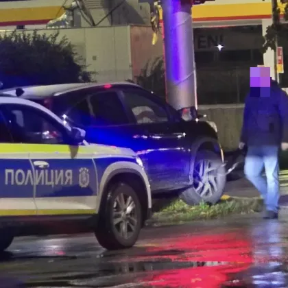 Пиян е бил шофьорът, врязал се в светофар, бягал от полицията