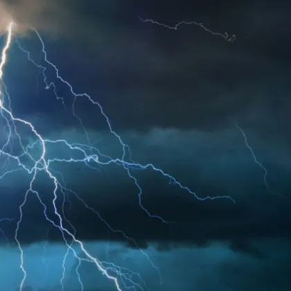 Поройни дъждове градушки и гръмотевични бури предизвикани от бурята Адел