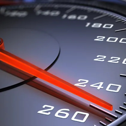 Водач е бил засечен да кара автомобила си с рекордна