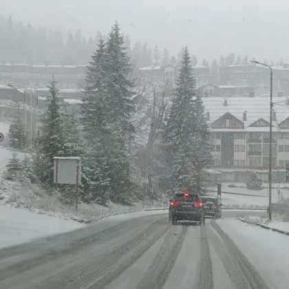 Пампорово се събуди под снежно одеяло превръщайки курорта и околните