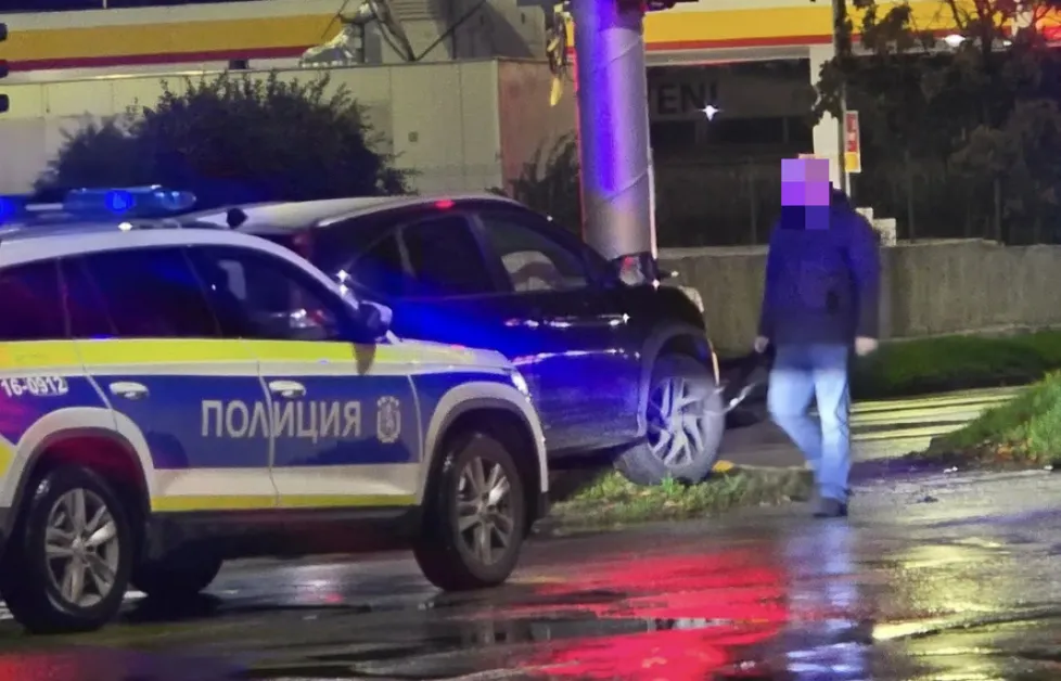 Пиян е бил шофьорът, врязал се в светофар, бягал от полицията