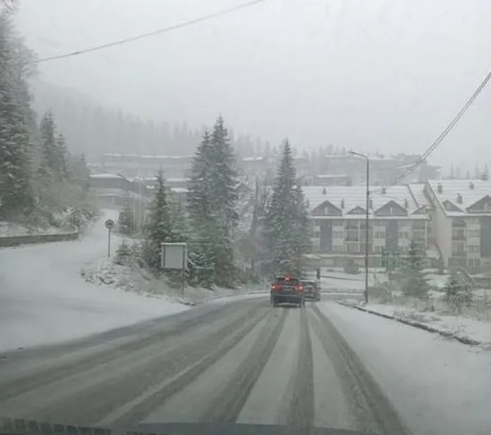 10 см сняг натрупа в Пампорово, каква е пътната обстановка?