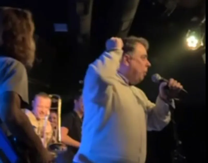 „Кой разпореди това безобразие”: Василев се качи на софийска сцена ВИДЕО