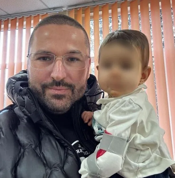 „Малка, но борбена и силна": Попов прегърна Ели, чиято съдба трогна България