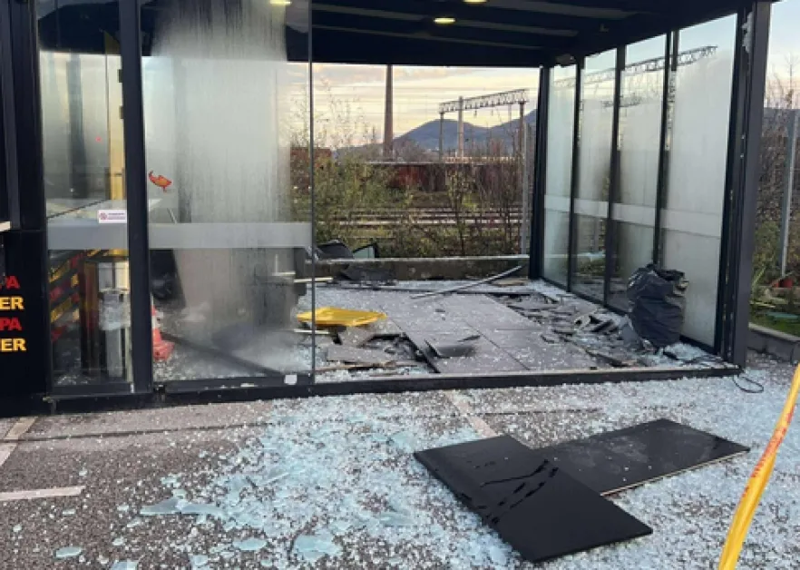 Кола се вряза в заведение във Враца, има пострадали