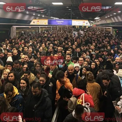 Метрото преля: Хиляди се втурнаха към протеста, София е блокирана под земята ВИДЕО