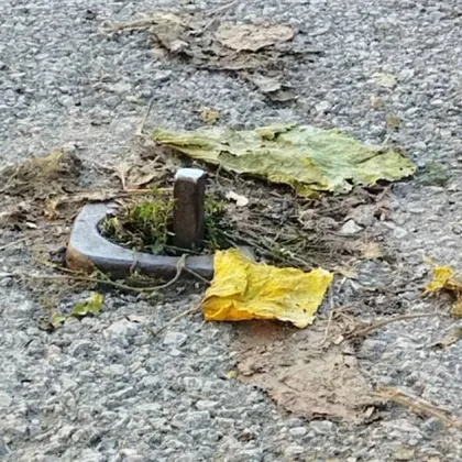 Опасно стърчащо желязо на тротоар във Враца: Пешеходците падат, институциите мълчат