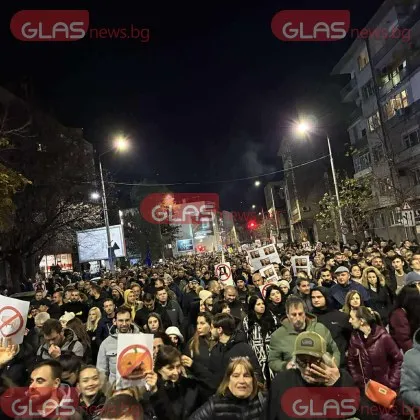 Празник и гняв: Докато елхата светва, Пловдив избухна в протест срещу Бюджет 2026