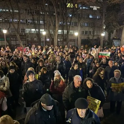 Празник и гняв: Докато елхата светва, Пловдив избухна в протест срещу Бюджет 2026
