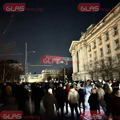 София угасна по трасето на протеста – хилядите продължиха на светлината на телефоните