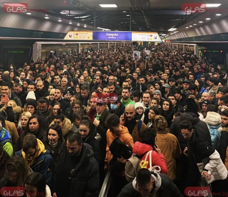 Метрото преля: Хиляди се втурнаха към протеста, София е блокирана под земята ВИДЕО