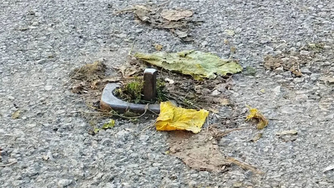 Опасно стърчащо желязо на тротоар във Враца: Пешеходците падат, институциите мълчат