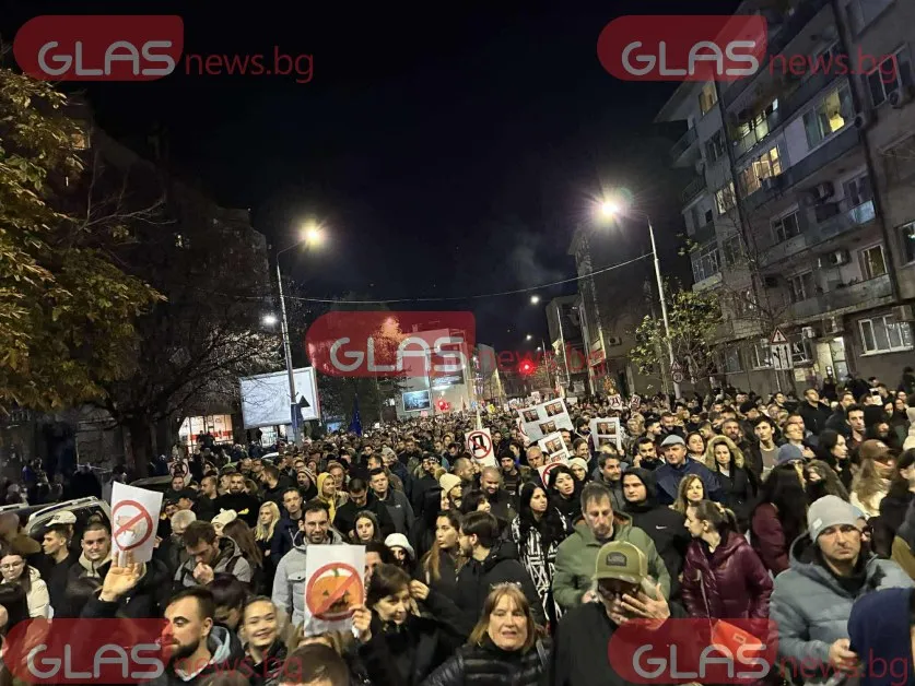 Празник и гняв: Докато елхата светва, Пловдив с протест срещу Бюджет 2026