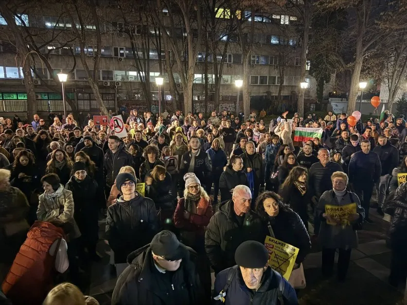 Празник и гняв: Докато елхата светва, Пловдив избухна в протест срещу Бюджет 2026