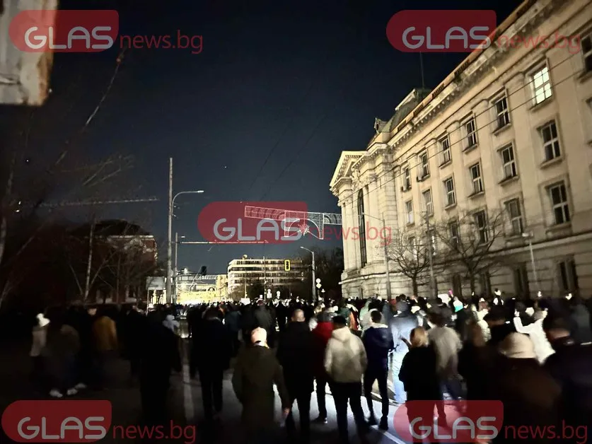 София угасна по трасето на протеста – хилядите продължиха на светлината на телефоните ВИДЕО