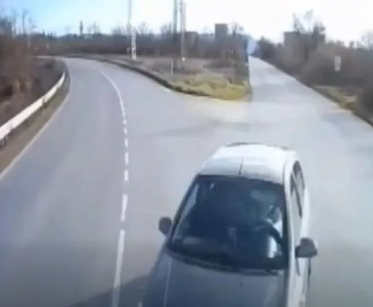 Със 7 месеца стаж: 18-годишна навлезе в насрещното, заби се в камион ВИДЕО